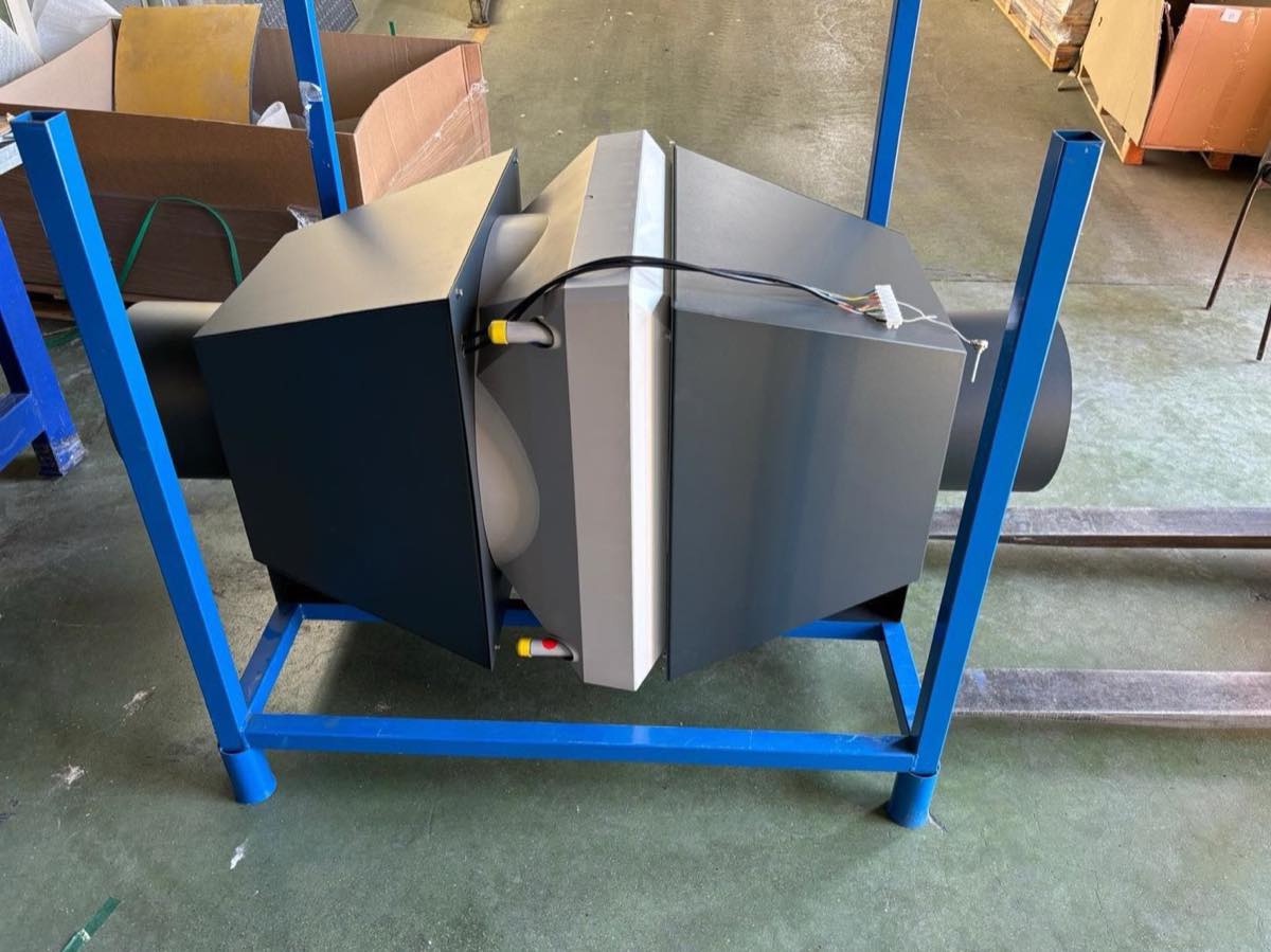 Module de soufflage et échangeur d'air d'un kit de séchage solaire, photographié avant installation